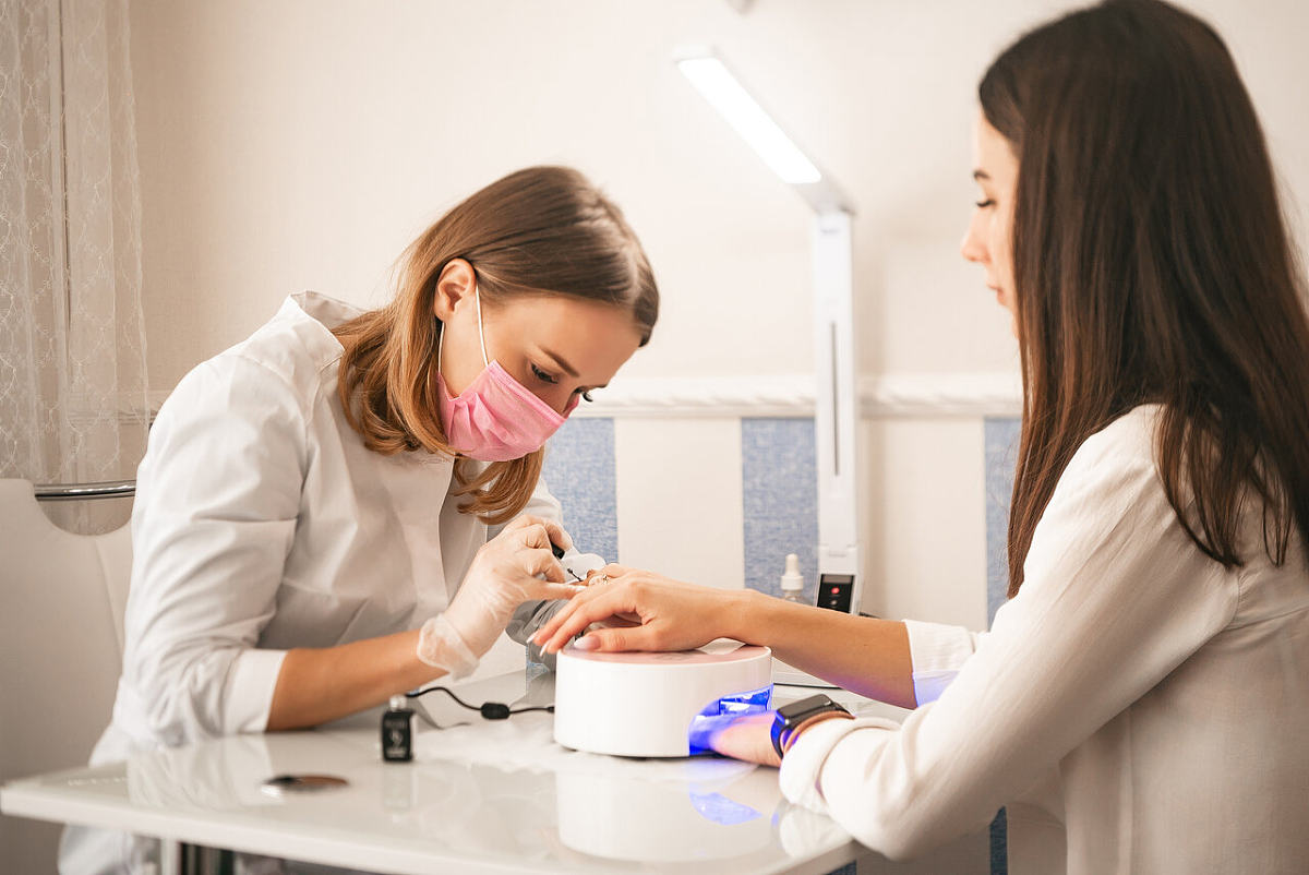 Come amante delle unghie, dovremmo andare in un salone di bellezza o fai da te a casa per la nail art?